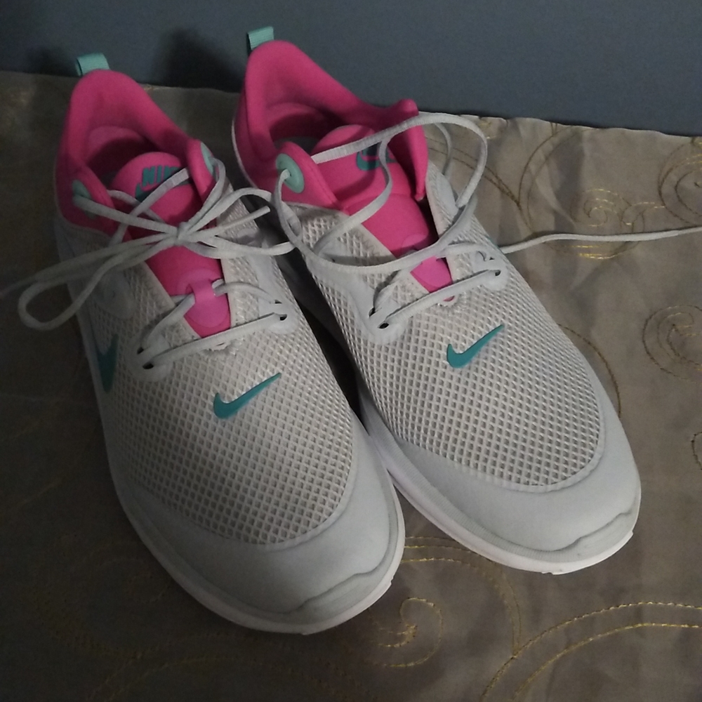 New In Box Nike Youth Size 6.5 or Womens 8.5